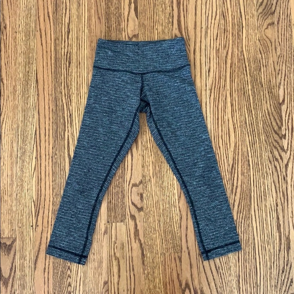 GREY LULULEMON CROP LEGGINGS